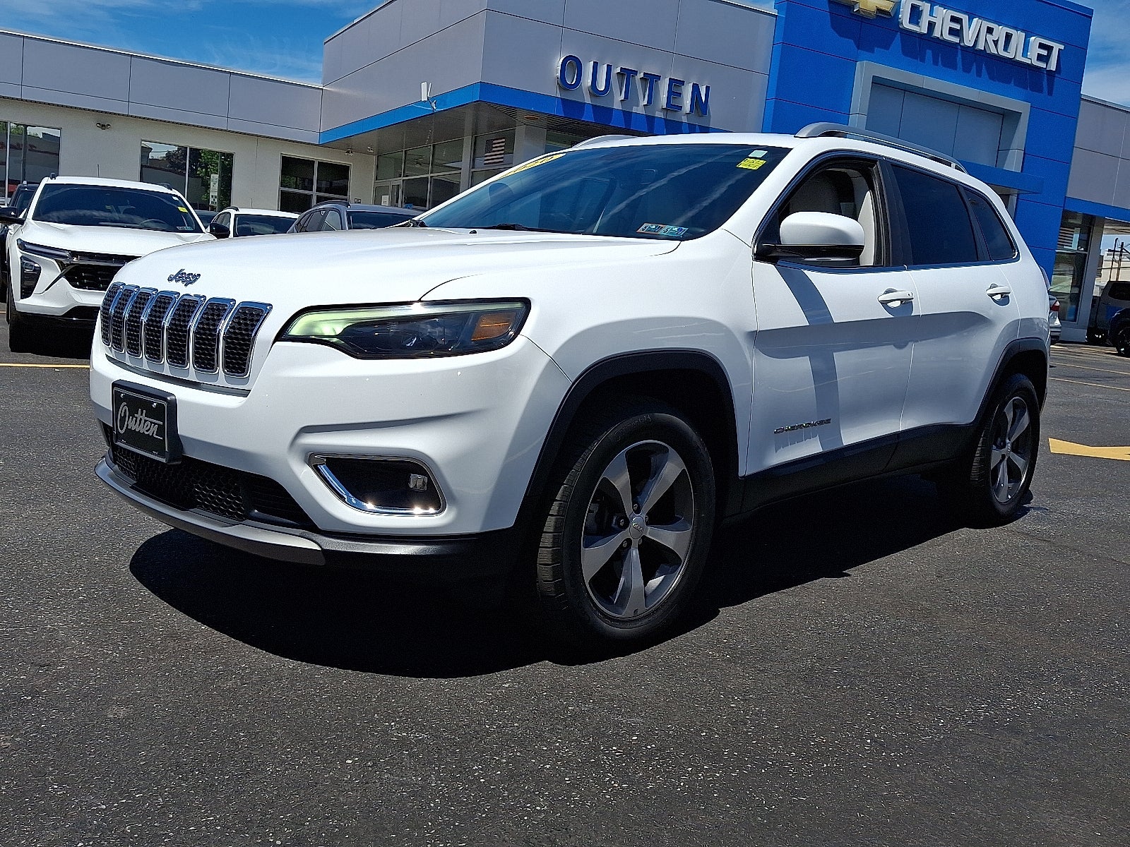 2020 Jeep Cherokee Limited 4x4 4WD in Bright White Clearcoat — front three-quarter view