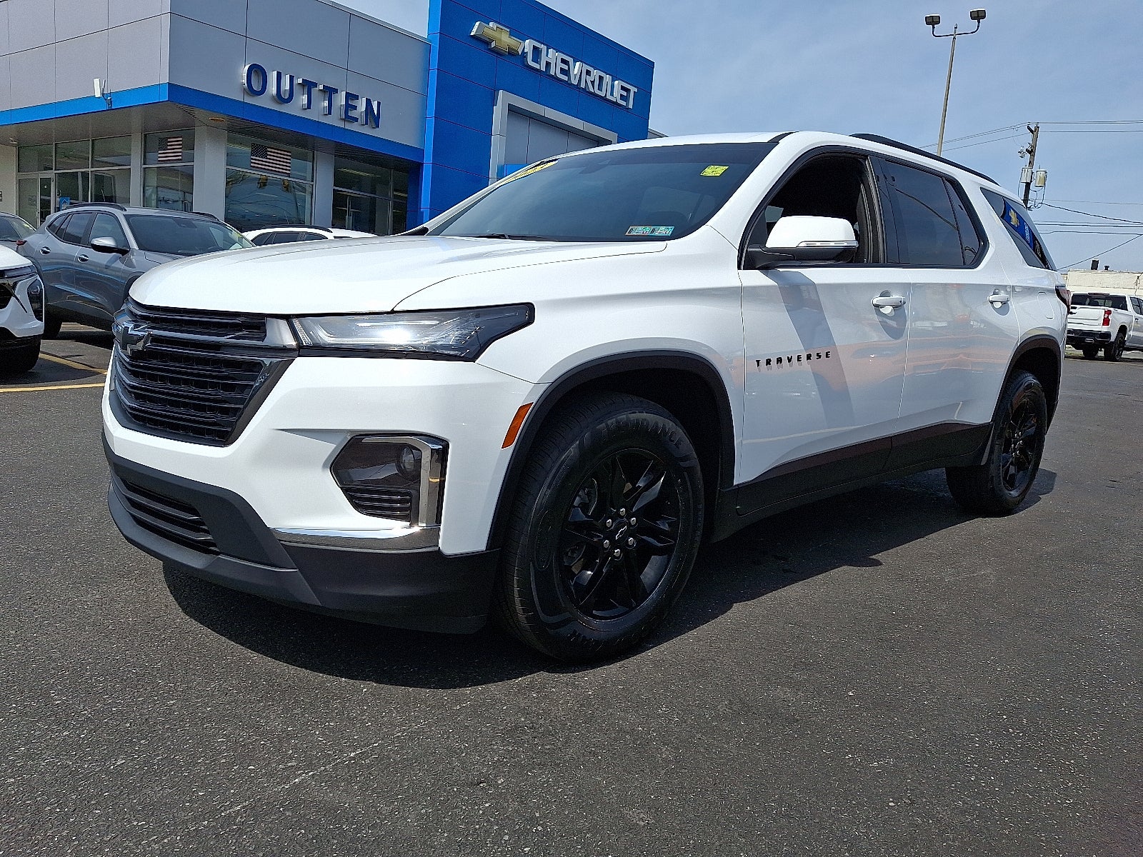 2023 Chevrolet Traverse LT Cloth AWD in Summit White — front three-quarter view