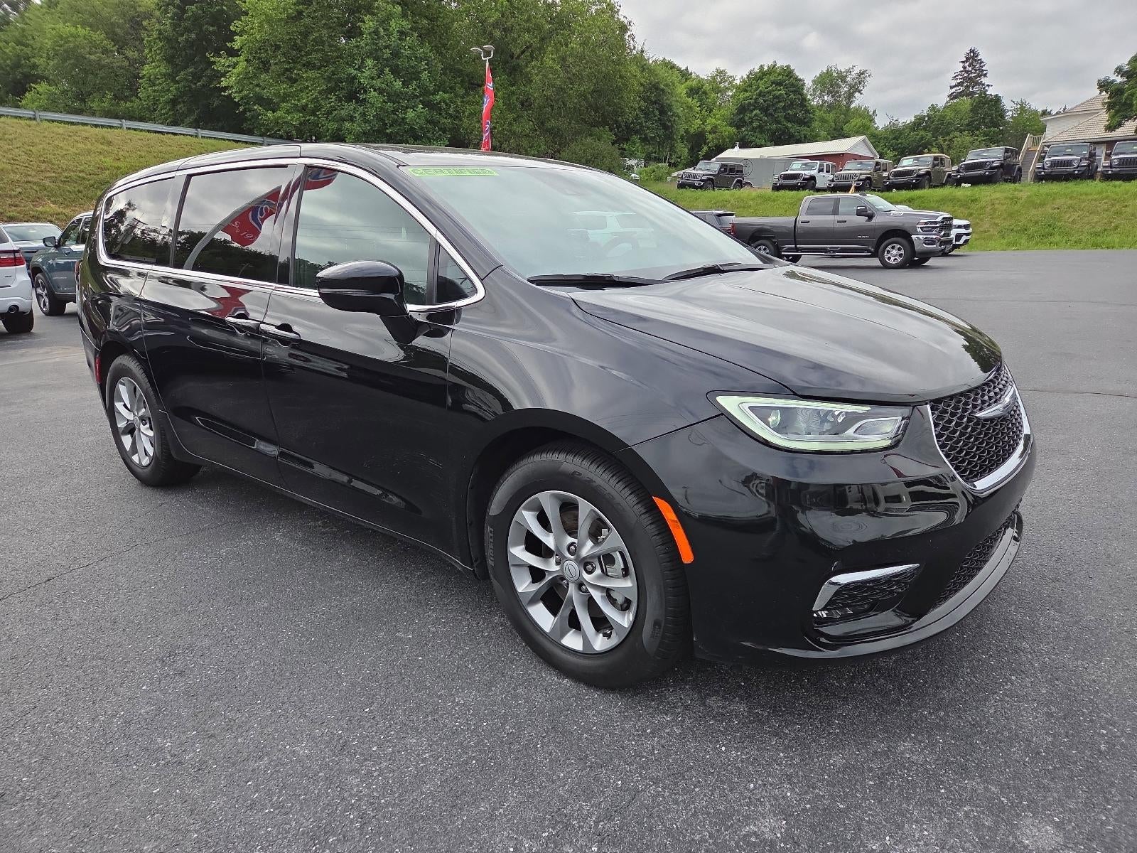2026 Chrysler Pacifica Limited FWD in Diamond Black Crystal Pearlcoat — front three-quarter view