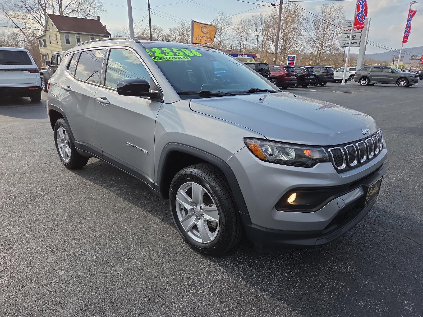 2022 Jeep Compass Altitude 4x4 in Billet Silver Metallic Clearcoat — front three-quarter view