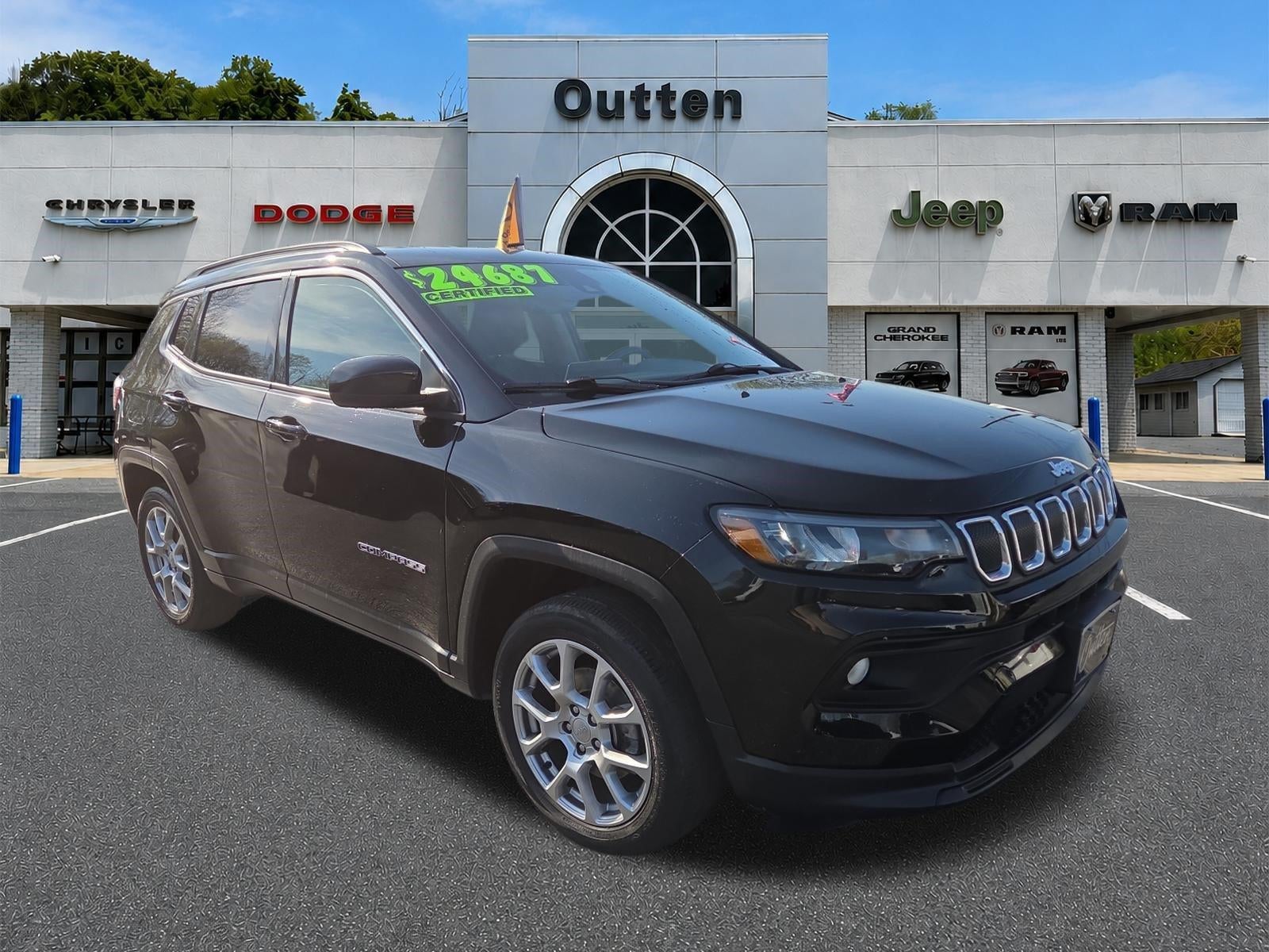 2022 Jeep Compass Latitude Lux in Diamond Black Crystal Pearlcoat — front three-quarter view