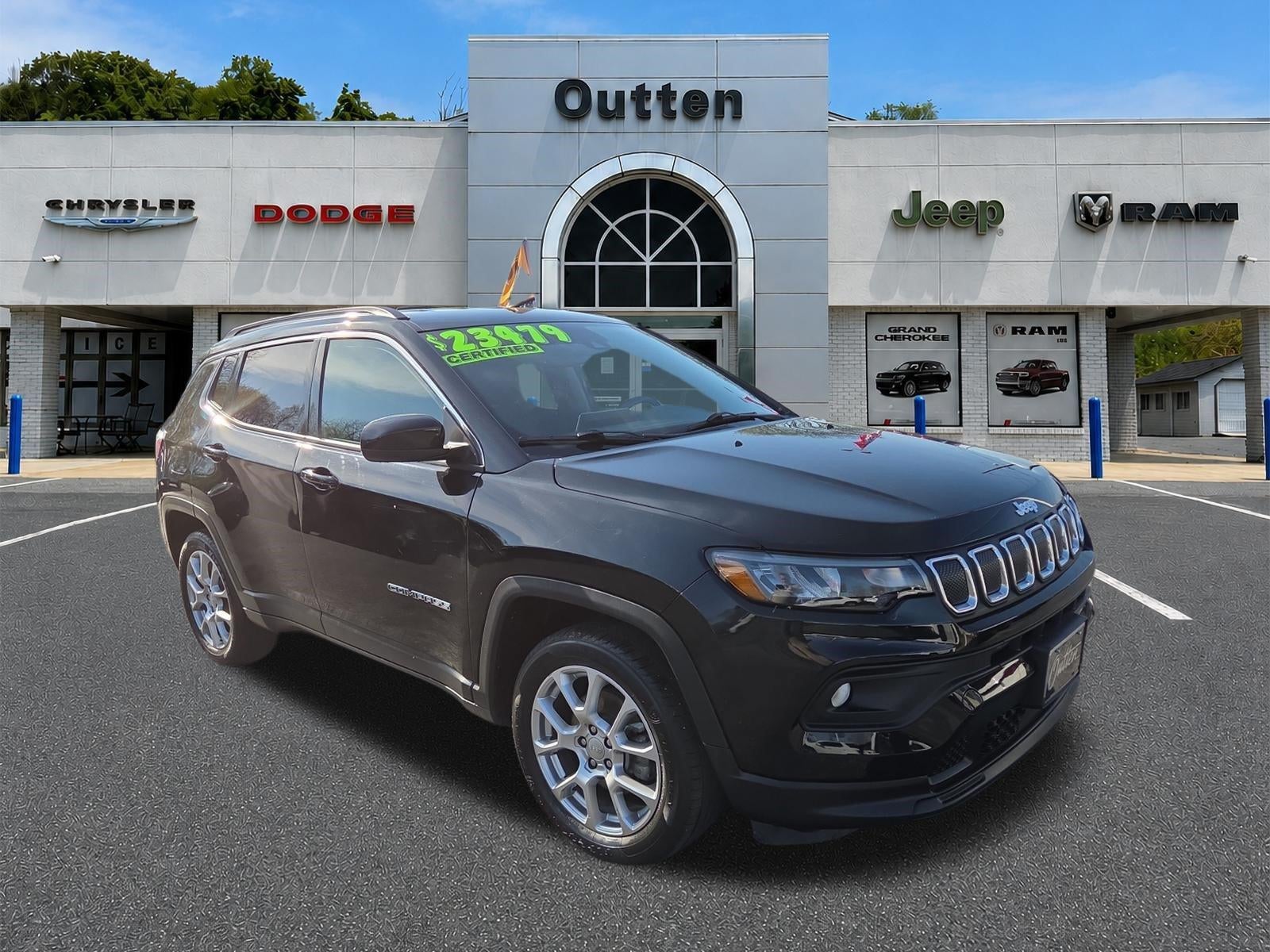 2022 Jeep Compass Latitude Lux in Diamond Black Crystal Pearlcoat — front three-quarter view
