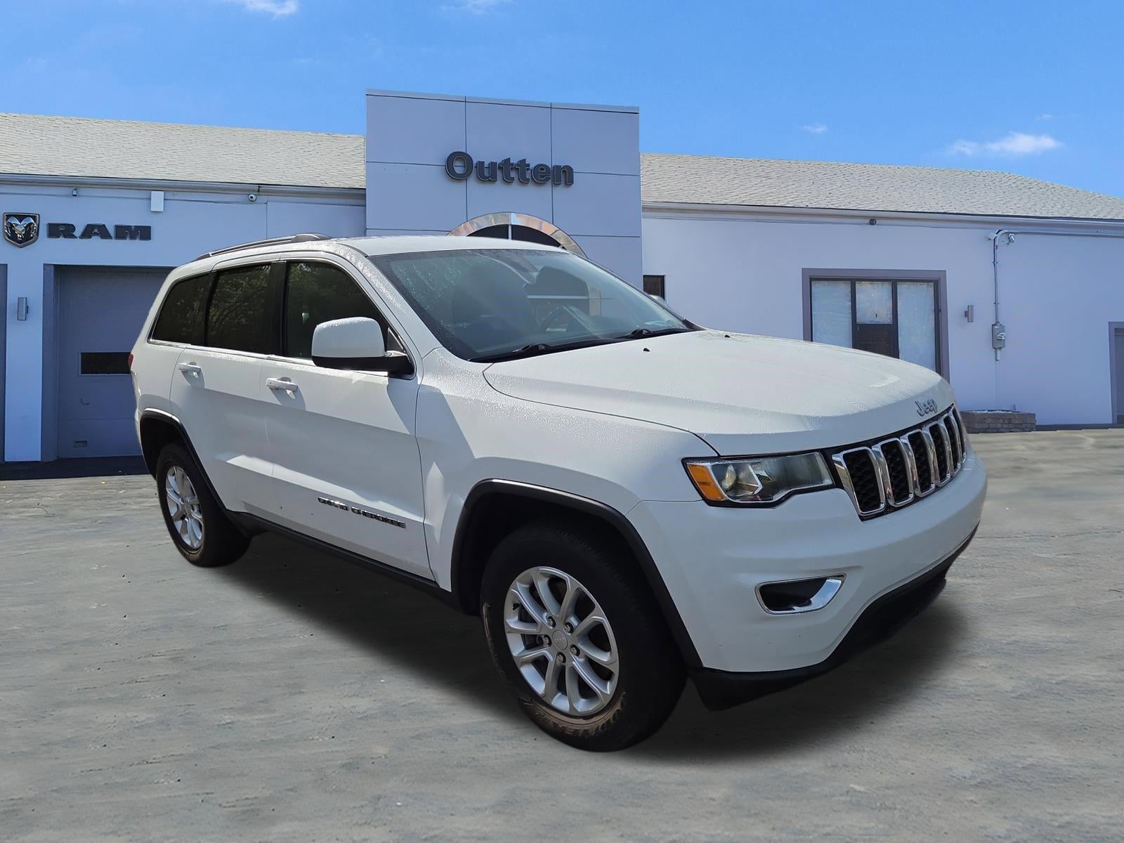 2021 Jeep Grand Cherokee Laredo E 4x4 in Bright White Clearcoat — front three-quarter view