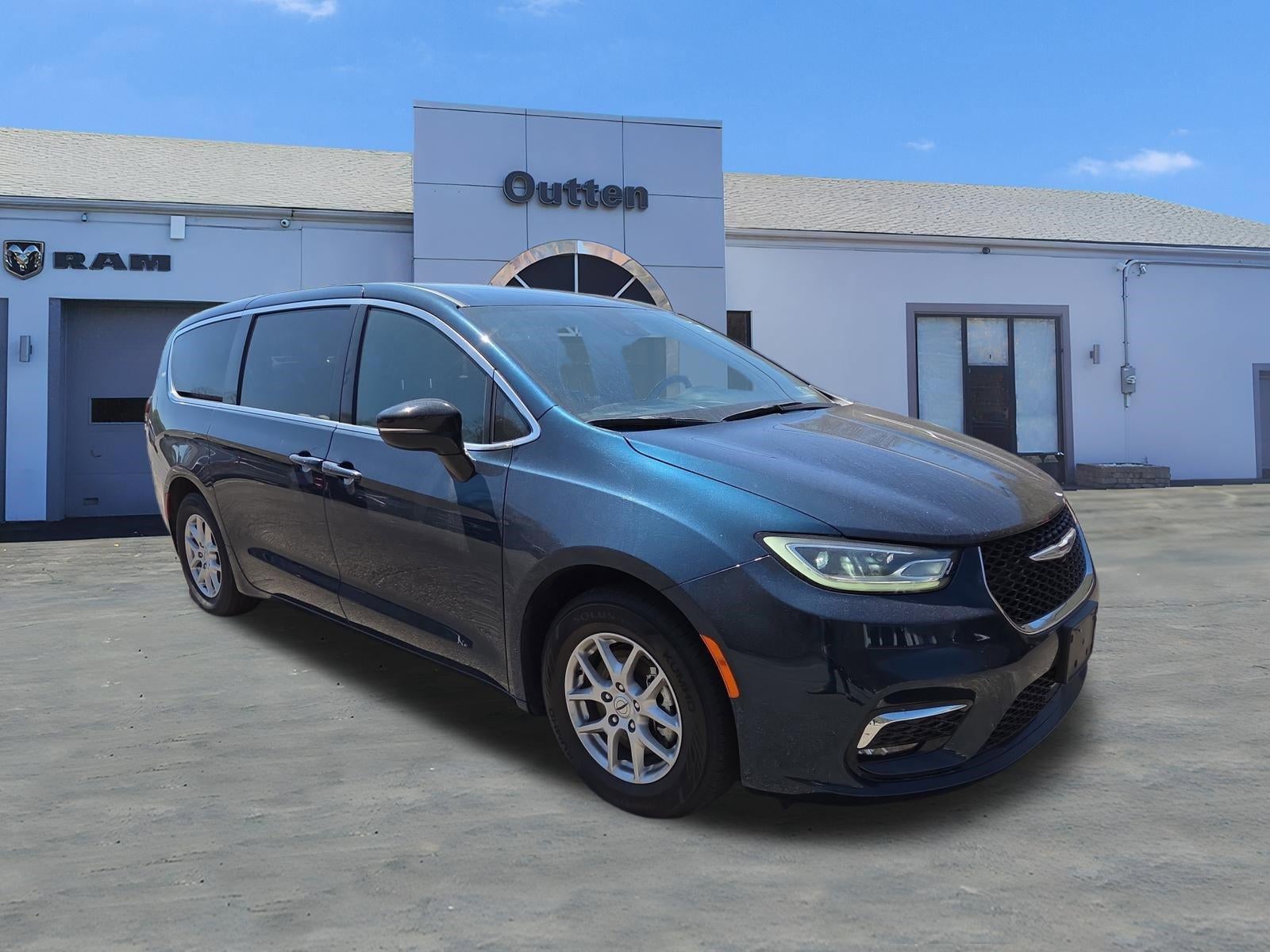 2025 Chrysler Pacifica Select FWD in Fathom Blue Pearlcoat — front three-quarter view